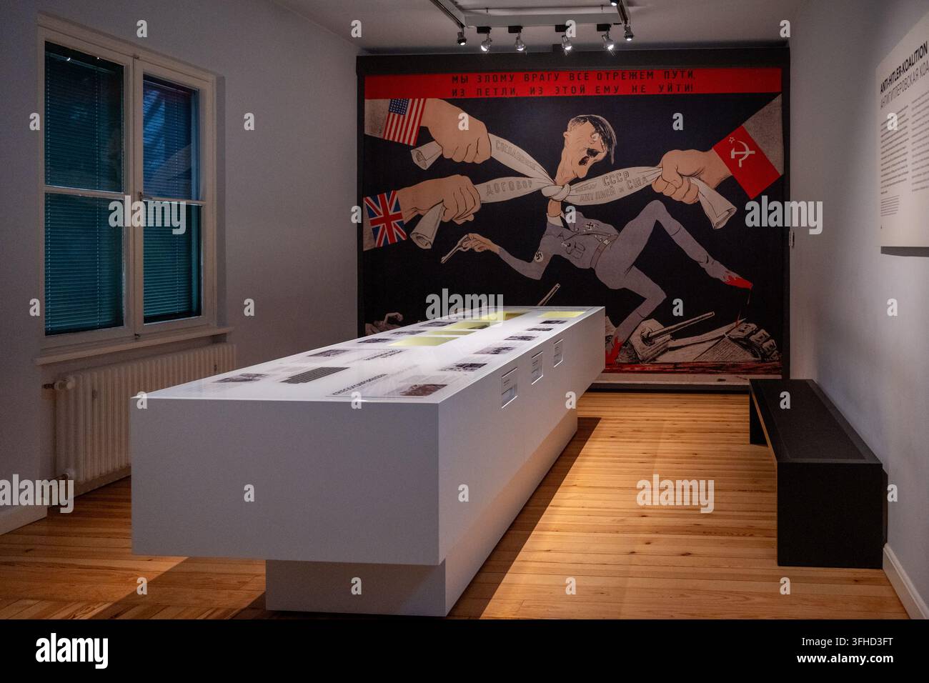 Berlin, Allemagne - 8 nov. 25 : Vue de galerie d'une fresque murale de propagande alliée anti-Hitler au musée Berlin-Karlshorst à Berlin, Allemagne. Banque D'Images