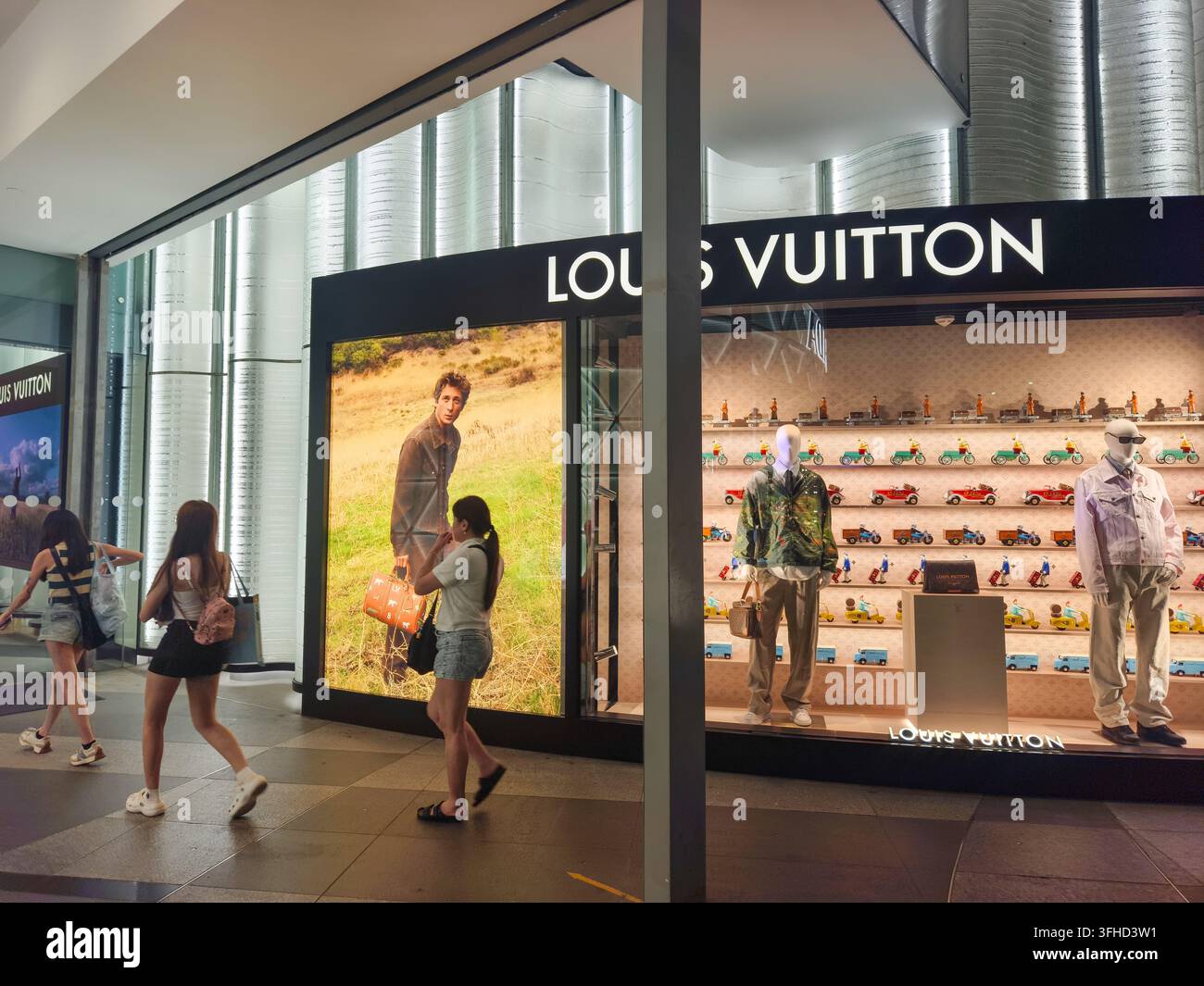 Vitrine d'une boutique de luxe Louis Vuitton au centre commercial Ion Orchard à Singapour. Banque D'Images