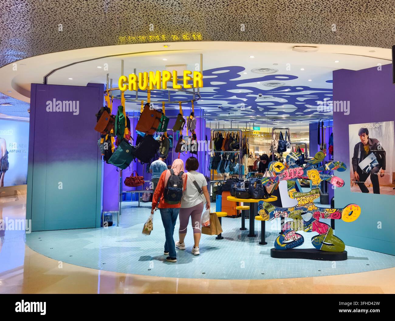 Magasin de détail Crumpler ION Orchard à Singapour, mettant en valeur ses vitrines de sacs colorés Banque D'Images