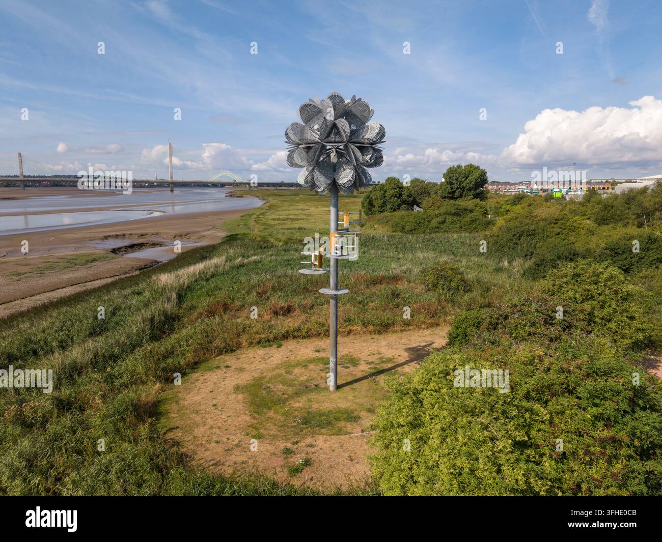 Vue aérienne de la Future Flower, par Tonkin Liu, mesurant 14 mètres de haut, se dressant sur la rive nord de la rivière Mersey près de Widnes, Manchester, Royaume-Uni. Banque D'Images