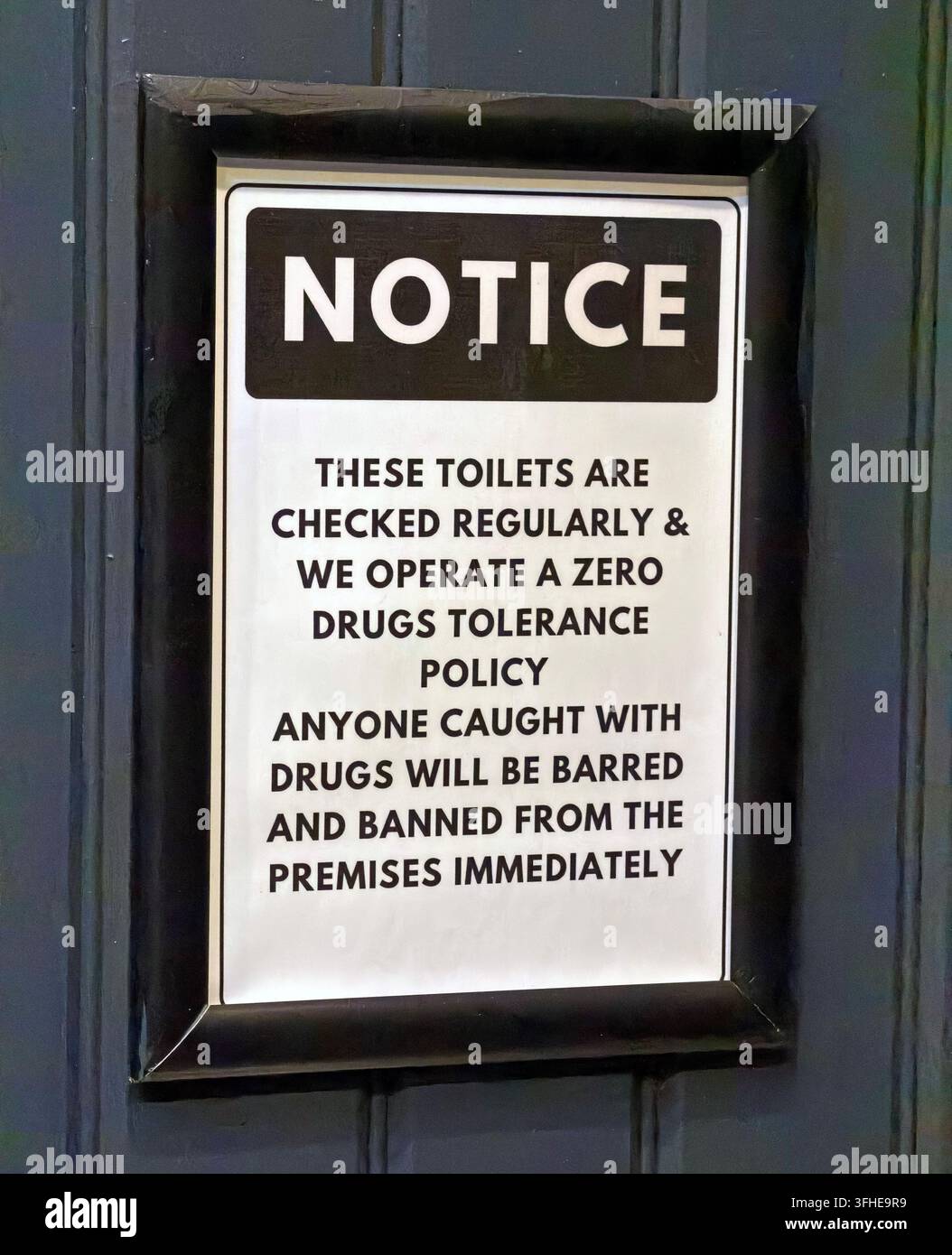Un avis de tolérance zéro aux drogues dans un pub de Chorley indique que les toilettes sont vérifiées régulièrement et que les substances et drogues interdites, l'herbe, la cocaïne, les poppers sont proscrites. Banque D'Images