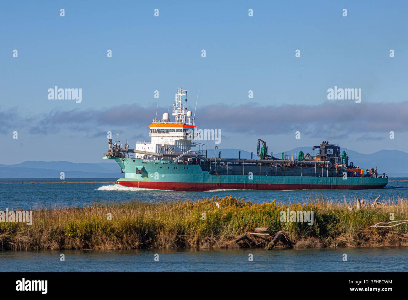 Hoppes de dragage Riverflow Spirit entrant dans l'estuaire du fleuve Fraser près de Vancouver, Canada Banque D'Images