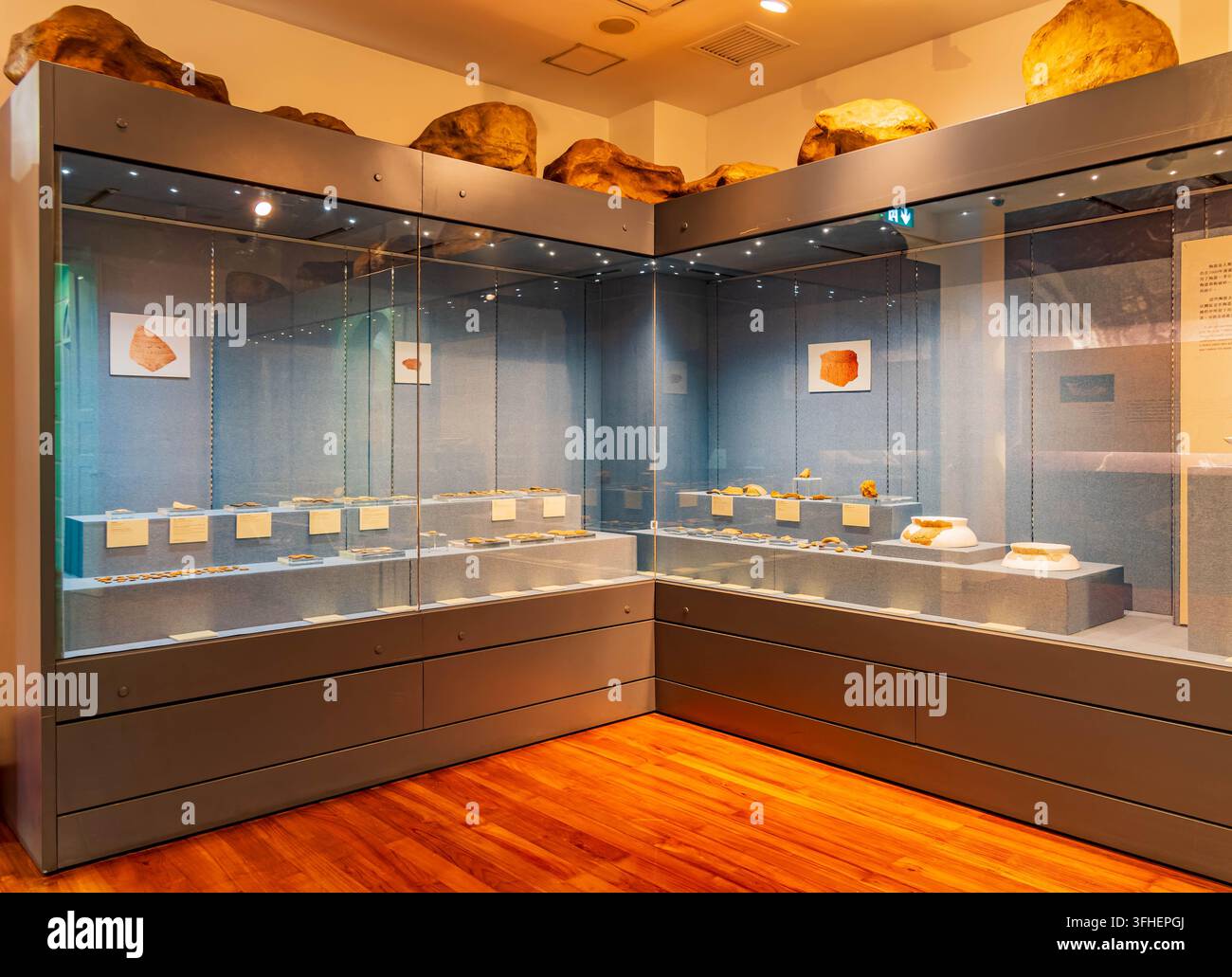 Macao, Chine, 17 avr. 2024 – De hautes vitrines en verre remplies de petites reliques et pièces en céramique bordent les murs tandis que de gros rochers sont posés au sommet de la structure Banque D'Images