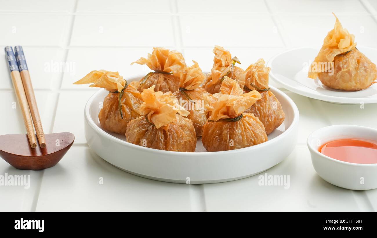 Ekado, wonton croustillant frit à point, sac d’argent ou sac doré Banque D'Images