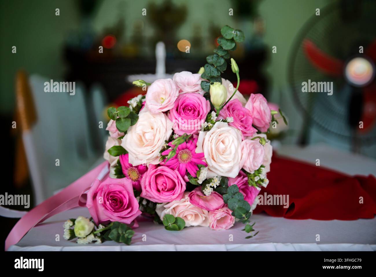 Beau bouquet de roses roses et blanches pour célébration Banque D'Images