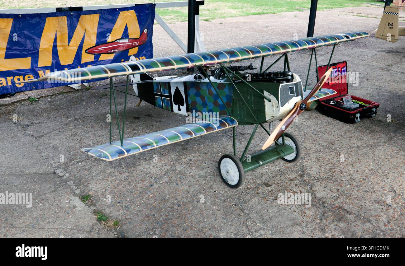Grossissement d'un modèle réduit du Fokker D.VII, chasseur allemand de la Première Guerre mondiale, exposé au stand LMA lors de la Journée aéronautique du musée de Brooklands Banque D'Images