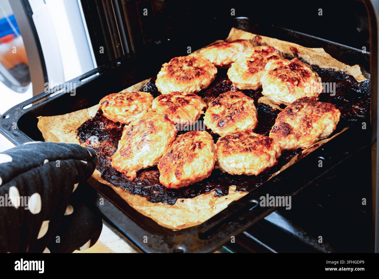 Côtelettes de viande cuites au four prêtes à être mangées sortant du four. Banque D'Images