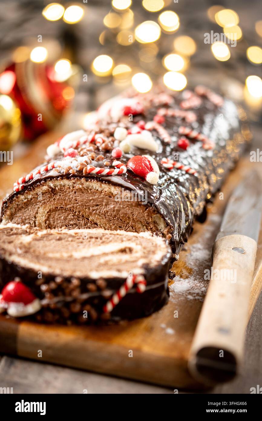 Gâteau roulé au chocolat de Noël sur une table en bois Banque D'Images