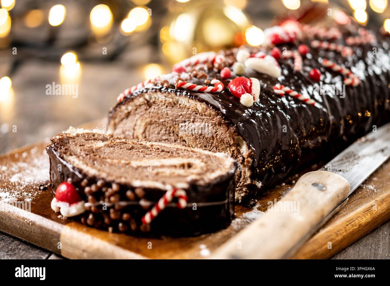 Gâteau roulé au chocolat de Noël sur une table en bois Banque D'Images