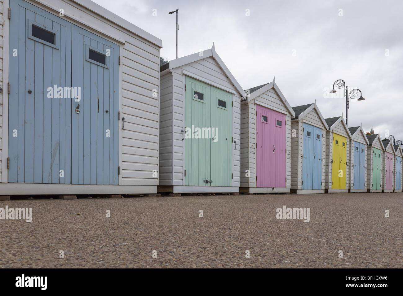 Cabanes de plage en bois colorées alignées au bord de la mer Banque D'Images