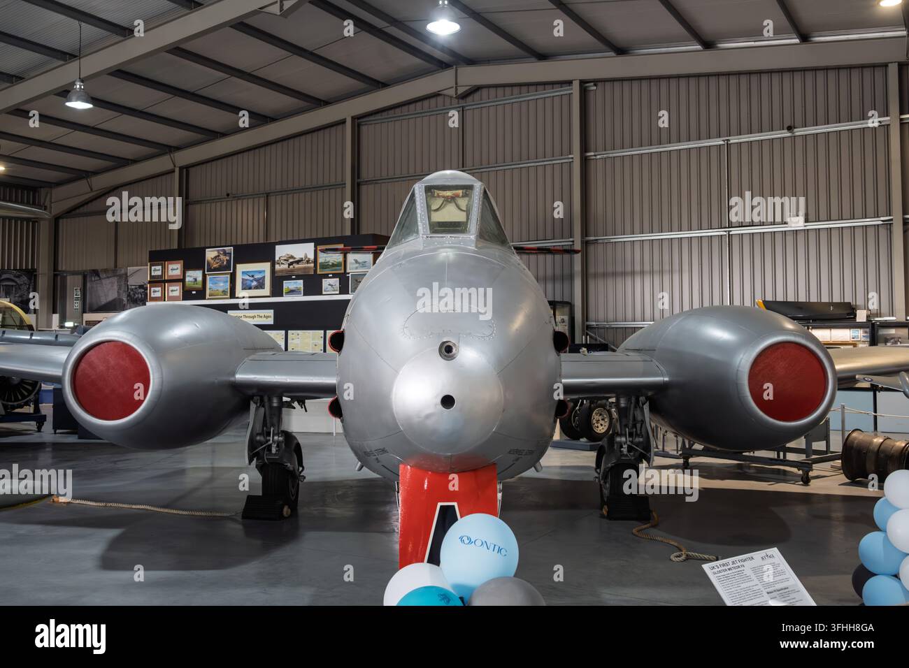 Un avion de chasse Gloster Meteor F8 de la guerre froide préservé, numéro de série WH364, en exposition statique intérieure dans le hangar du musée Jet Age, Royaume-Uni Banque D'Images