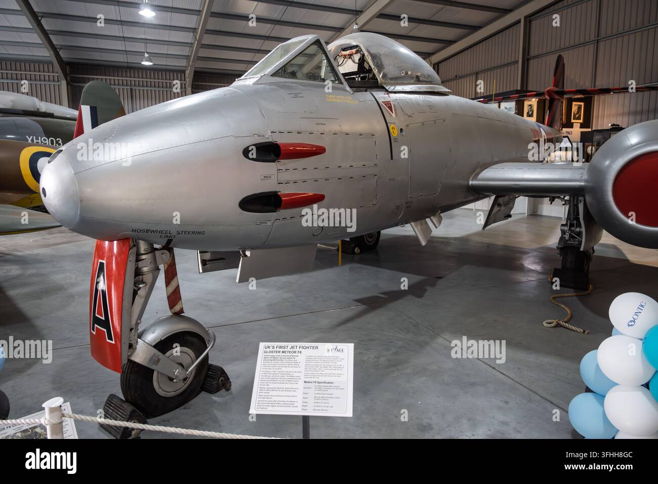 Un avion de chasse Gloster Meteor F8 de la guerre froide préservé, numéro de série WH364, en exposition statique intérieure dans le hangar du musée Jet Age, Royaume-Uni Banque D'Images