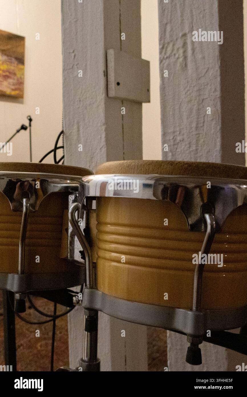 Tambours bongo en bois avec bords chromés gros plan dans un studio de répétition de musique photo Banque D'Images