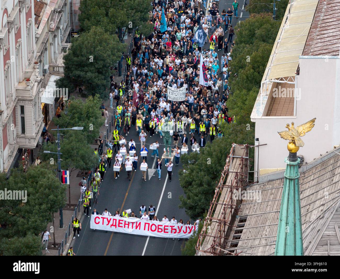 Belgrade, Serbie – 14 septembre 2026 : Vue aérienne d'étudiants marchant pour déposer leur liste électorale à la Commission électorale de la République, portant b Banque D'Images
