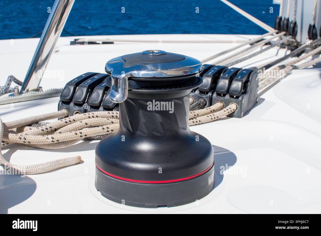 une treuil sur un catamaran Banque D'Images