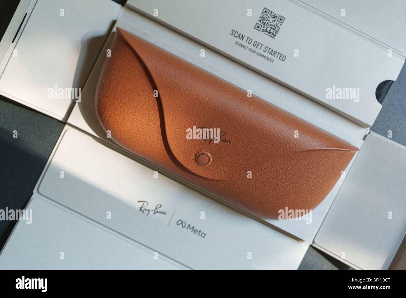 Boîte de vente au détail Ray-Ban Meta Wayfarer Gen 2 mettant en valeur le design de l'emballage des lunettes intelligentes Banque D'Images