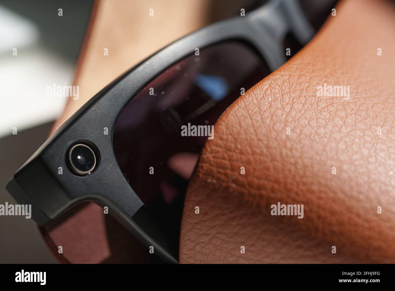 Close-up de la caméra intégrée dans le cadre des lunettes intelligentes Banque D'Images