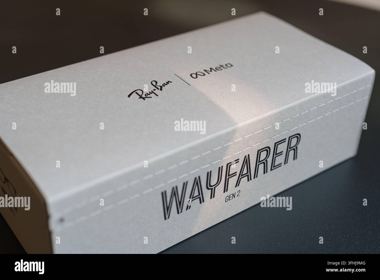 Boîte de vente au détail Ray-Ban Meta Wayfarer Gen 2 mettant en valeur le design de l'emballage des lunettes intelligentes Banque D'Images