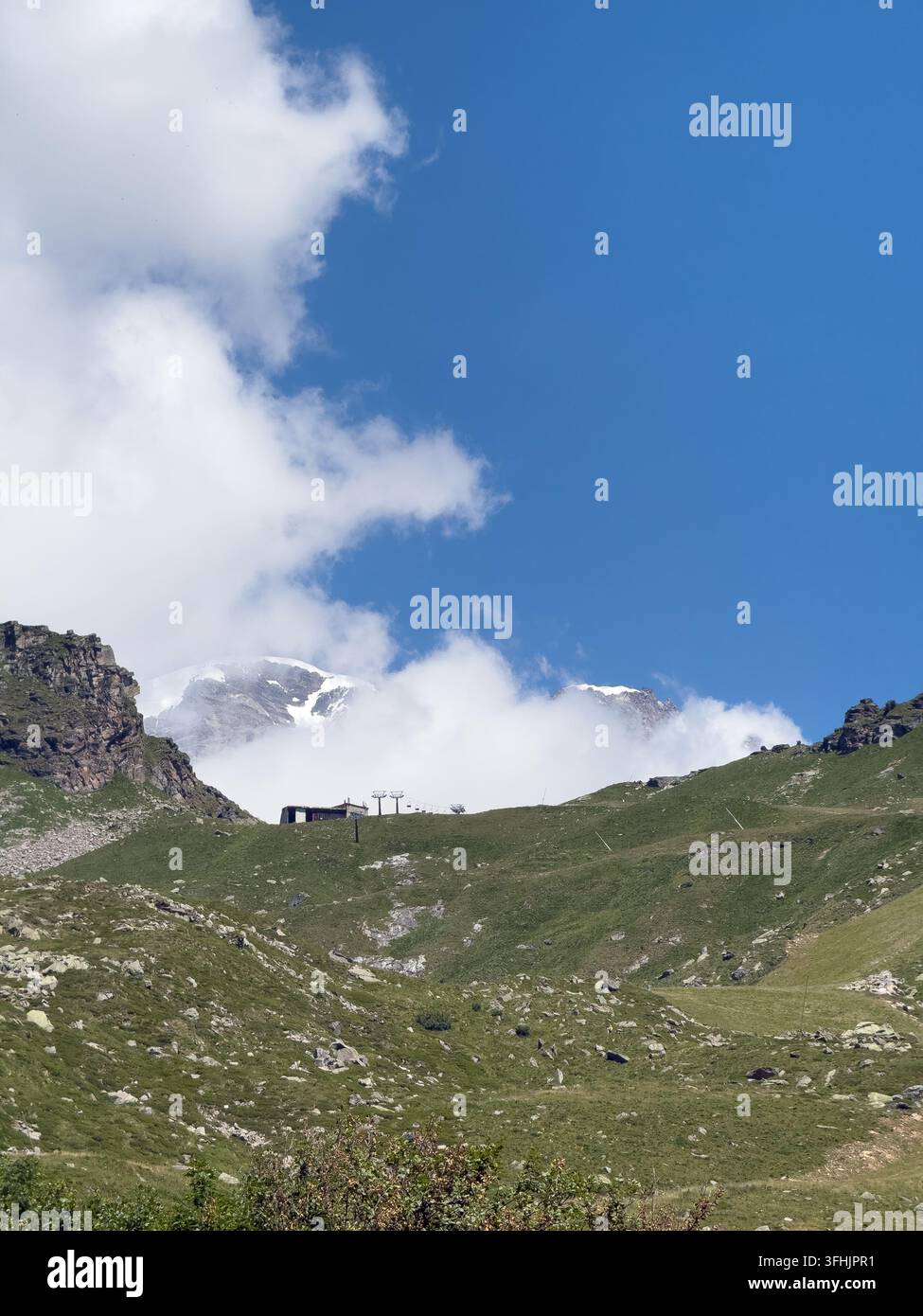 Le sommet du Monte Rosa caché parmi les nuages Banque D'Images