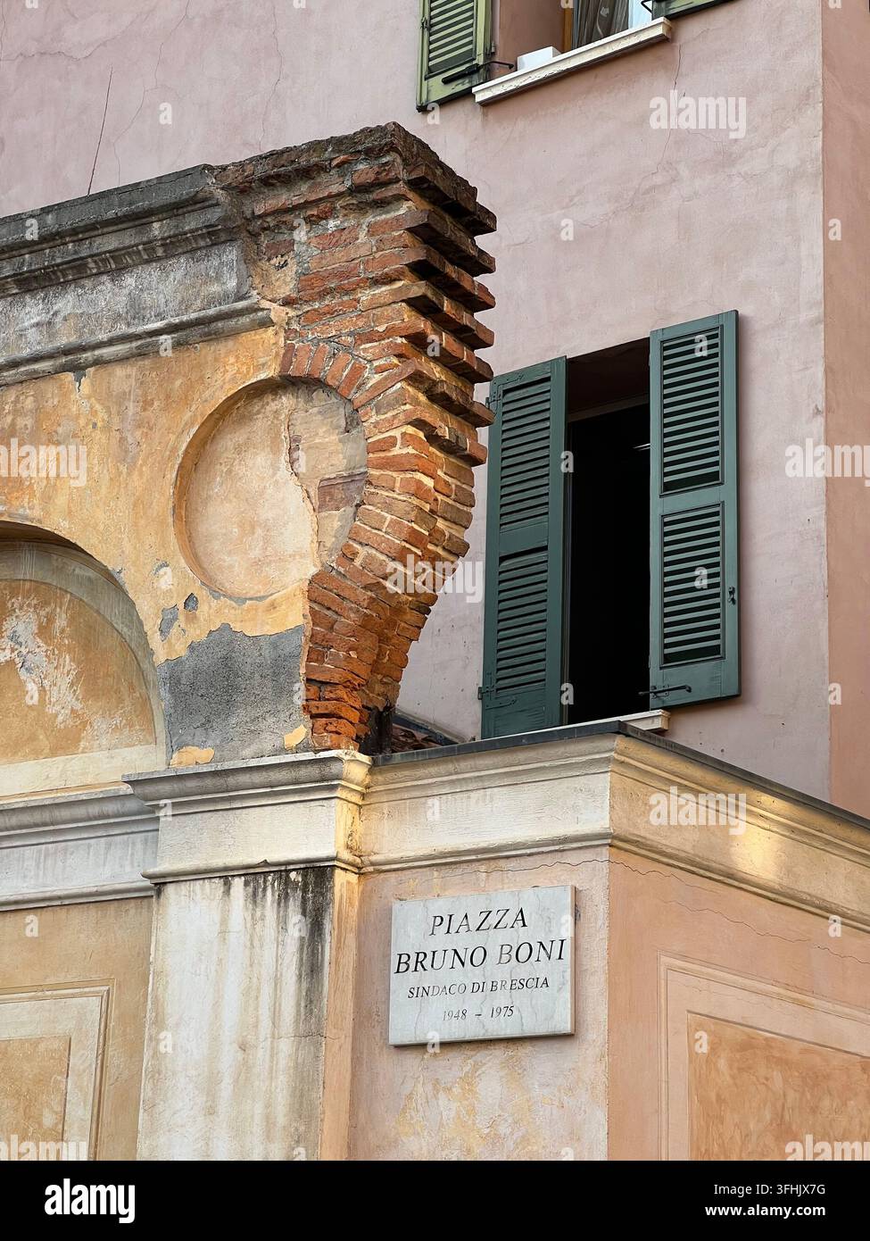Façade ancienne et balcon à la Piazza Bruno Boni à Brescia, Italie - Image de stock capturée avec un smartphone