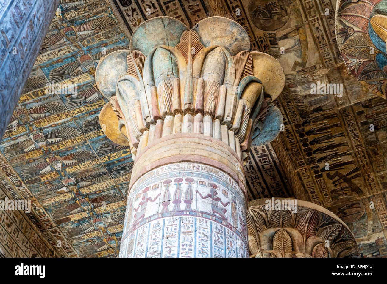Détail d’un chapiteau composite en forme de lotus et de papyrus. Temple de Khnum à Esna, Égypte Banque D'Images