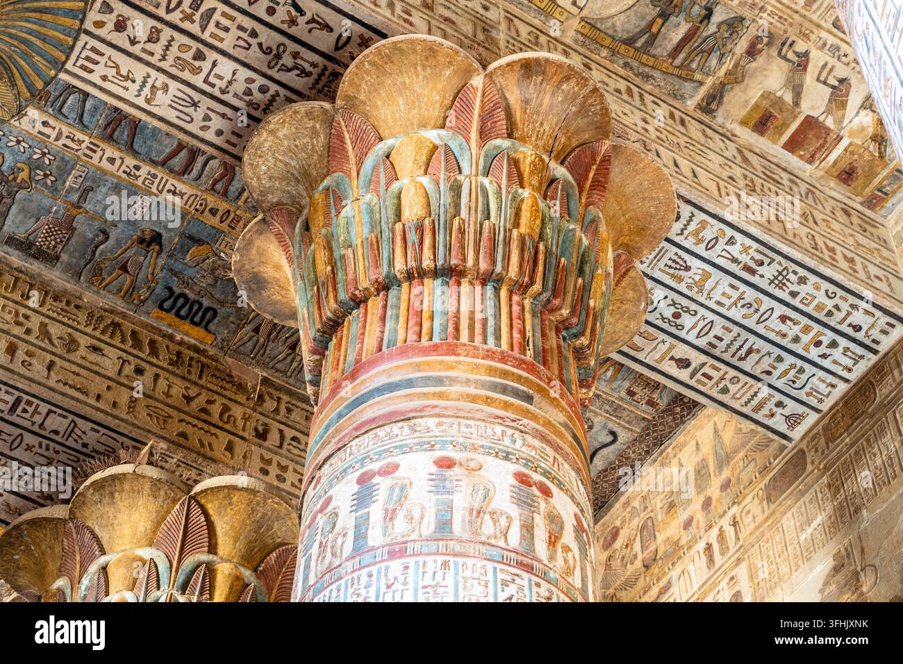 Détail d’un chapiteau composite en forme de lotus et de papyrus. Temple de Khnum à Esna, Égypte Banque D'Images