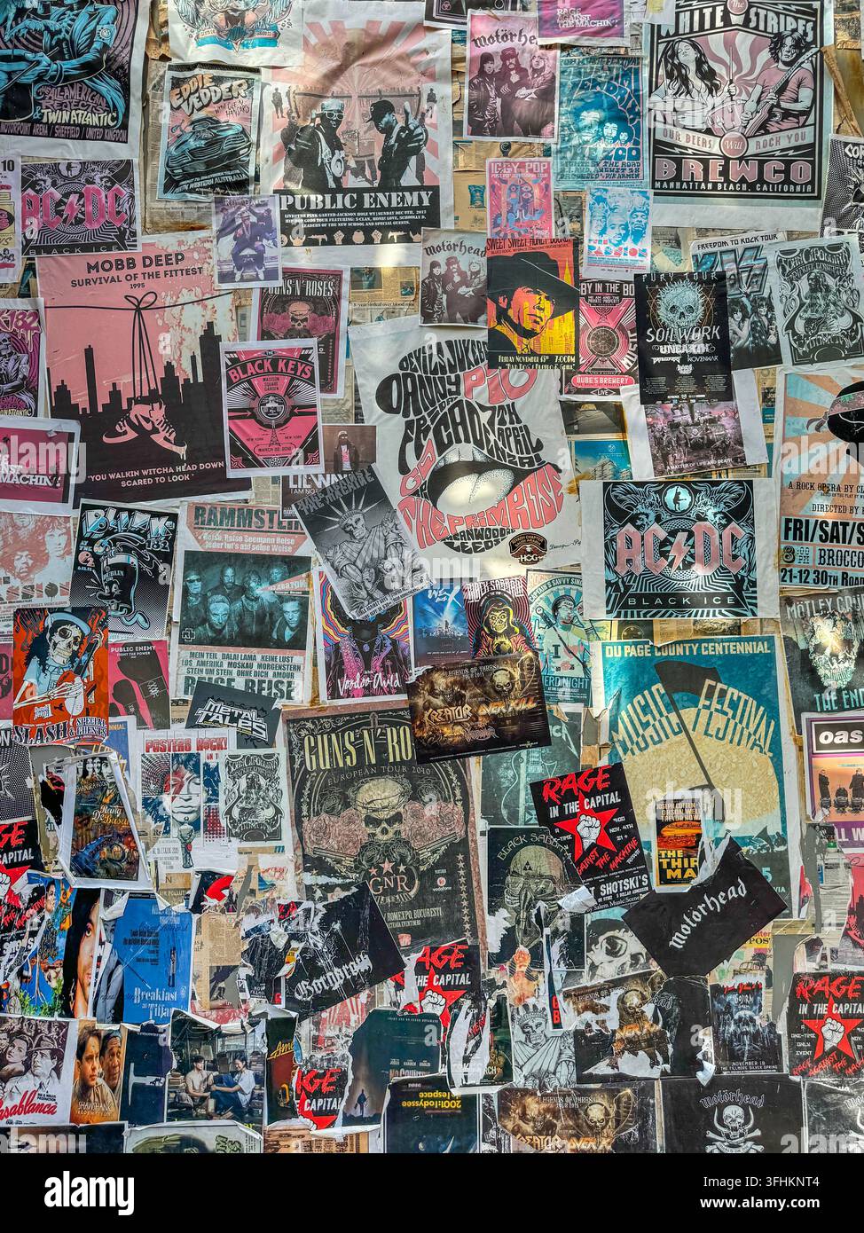 Dubaï, Émirats arabes unis - 2 mars 2024 : mur couvert d'affiches vintage au parc de camions-restaurants Last Exit sur l'autoroute des Émirats arabes unis Banque D'Images