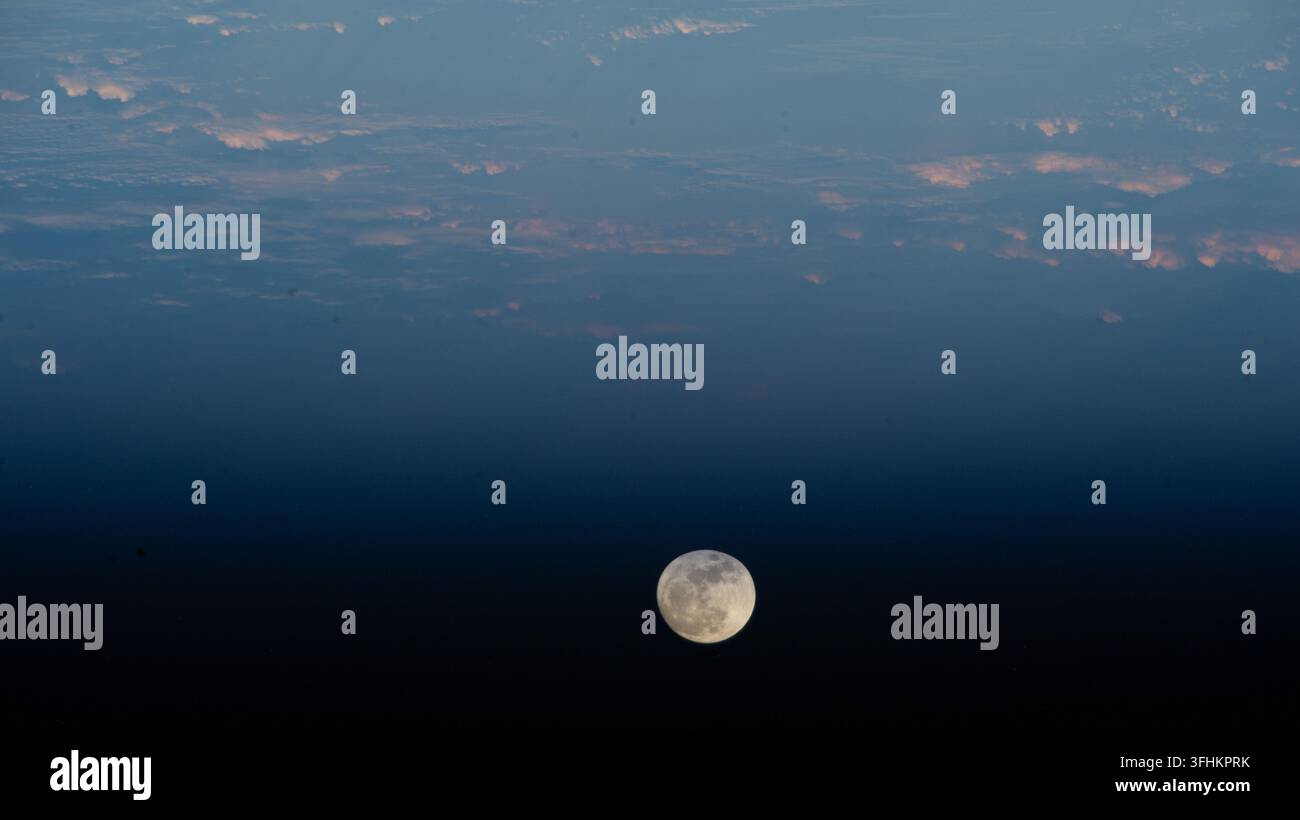Une Lune croissante est représentée au-dessus de l'océan Pacifique, le 30 mai 2026 Banque D'Images