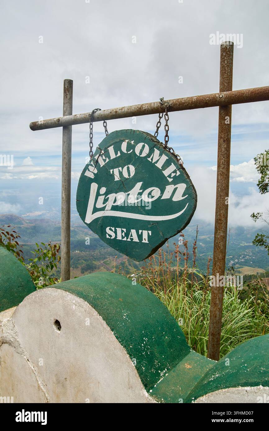 HAPUTALE, SRI LANKA – 27 AOÛT 2026 : Panneau en bois suspendu « Bienvenue à Lipton Seat » situé au célèbre point de vue montagneux surplombant la brumeuse Banque D'Images