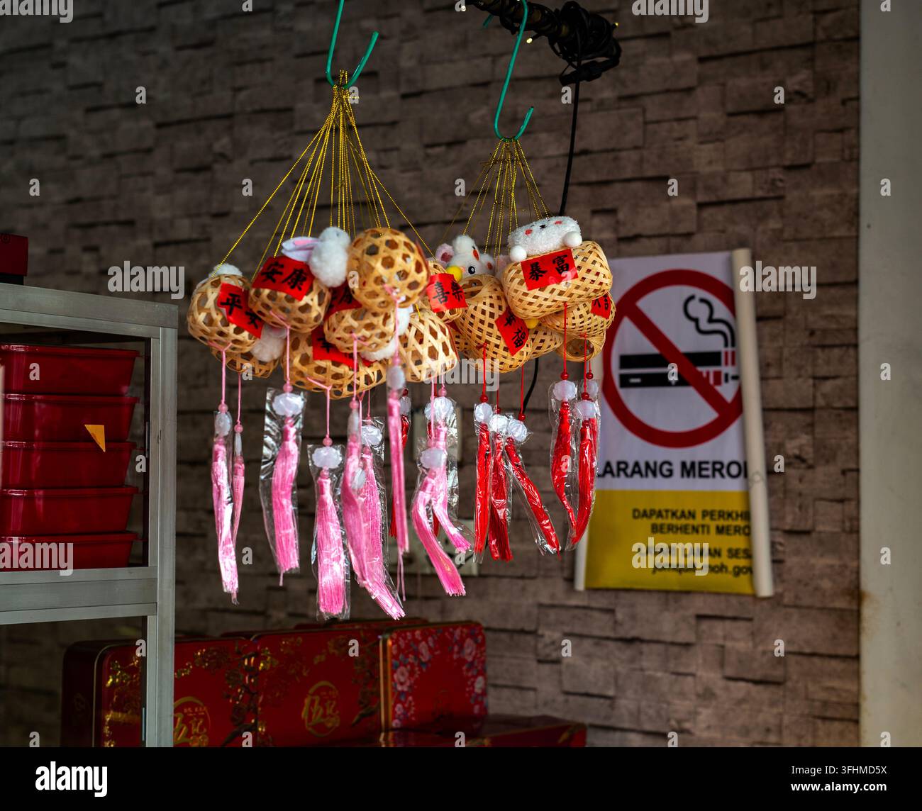 Ornements de lapin en bambou tissé suspendus avec des glands rouges pour le festival du gâteau de lune Banque D'Images