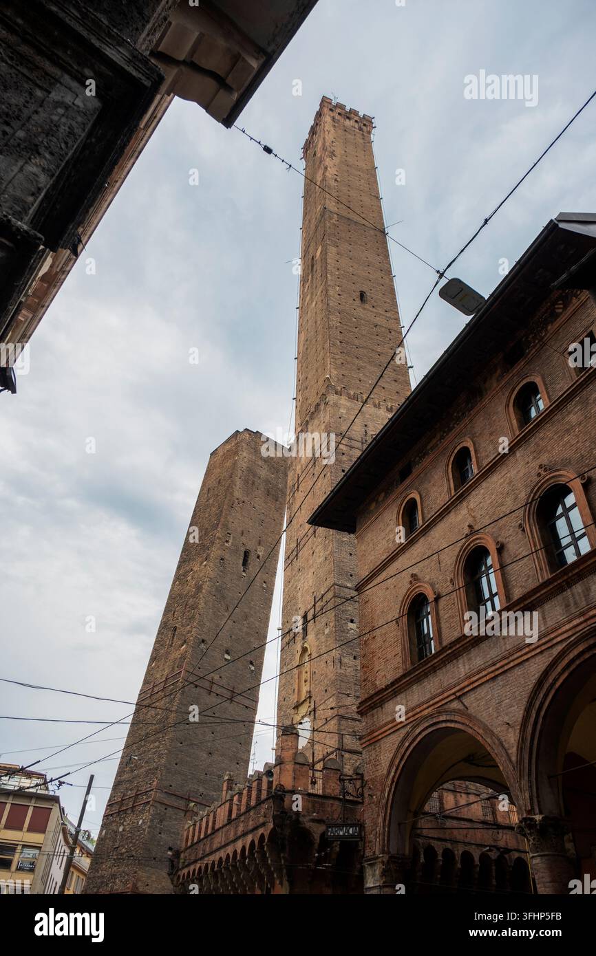 Garisenda et Asinelly les Deux Tours (italien : Due torri), symboles de la ville, construction présumée entre 1109 et 1119. Bologne. Émilie-Romagne. Banque D'Images