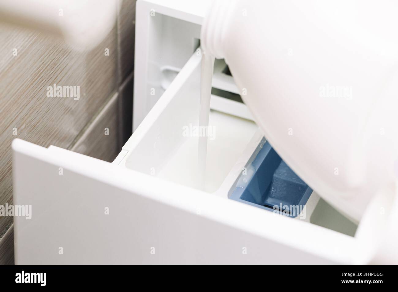 Tiroir de détergent ouvert de la machine à laver. Fond de linge pour détergent de nettoyage ménager, appareil d'hygiène de lavage et soins à domicile. Banque D'Images