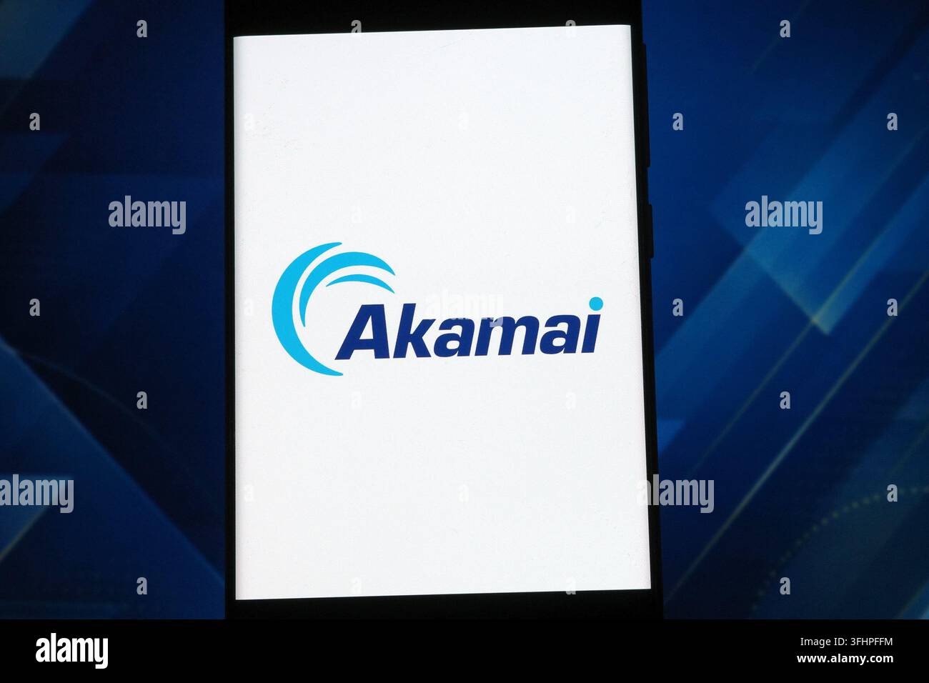 Logo Akamai affiché sur un écran de smartphone. Akamai est une entreprise technologique mondiale fournissant des services de cloud, de cybersécurité et de livraison de contenu Banque D'Images