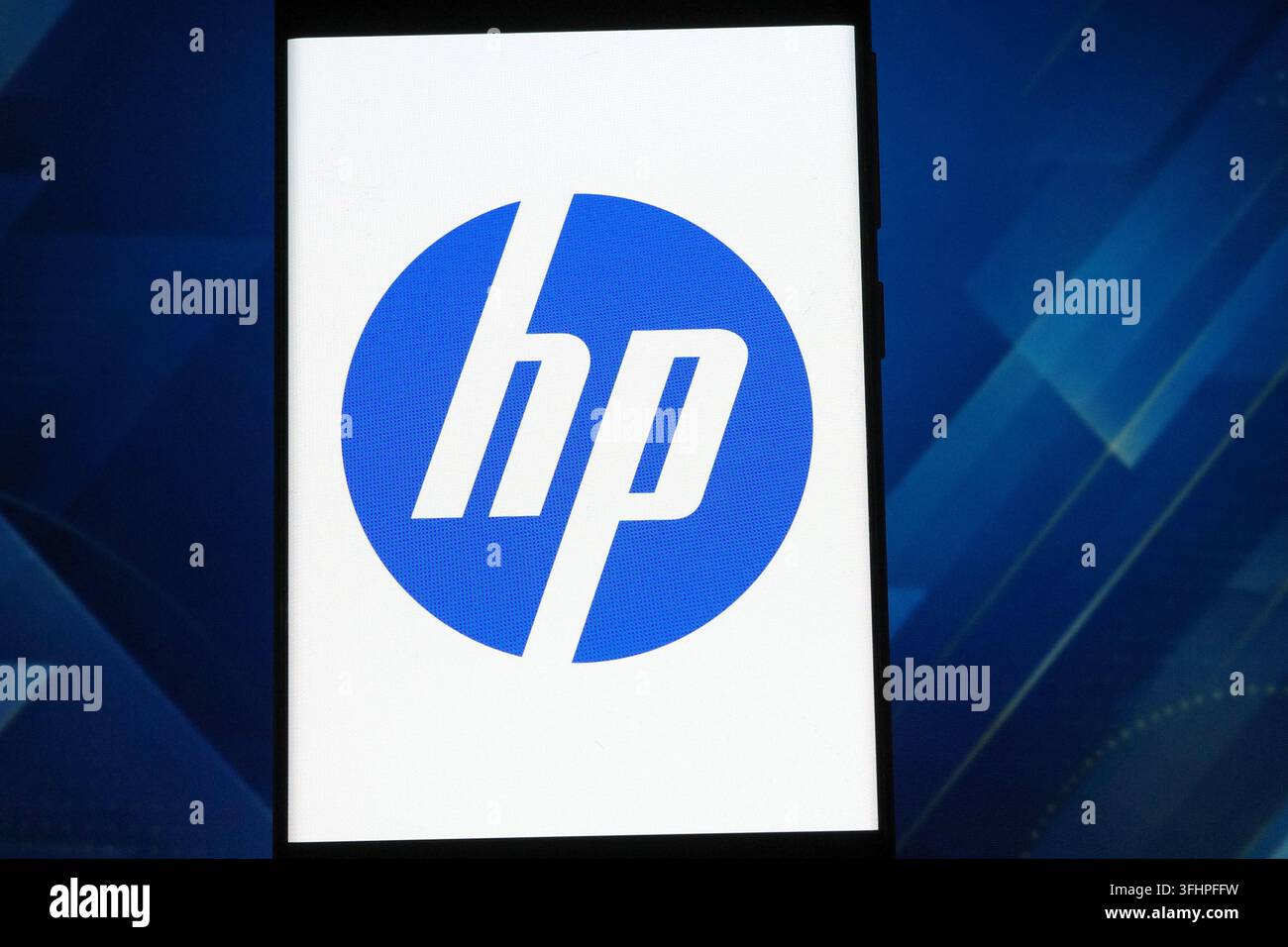 Logo HP affiché sur un écran de smartphone. HP est une entreprise technologique américaine spécialisée dans les ordinateurs, les imprimantes et les produits connexes Banque D'Images