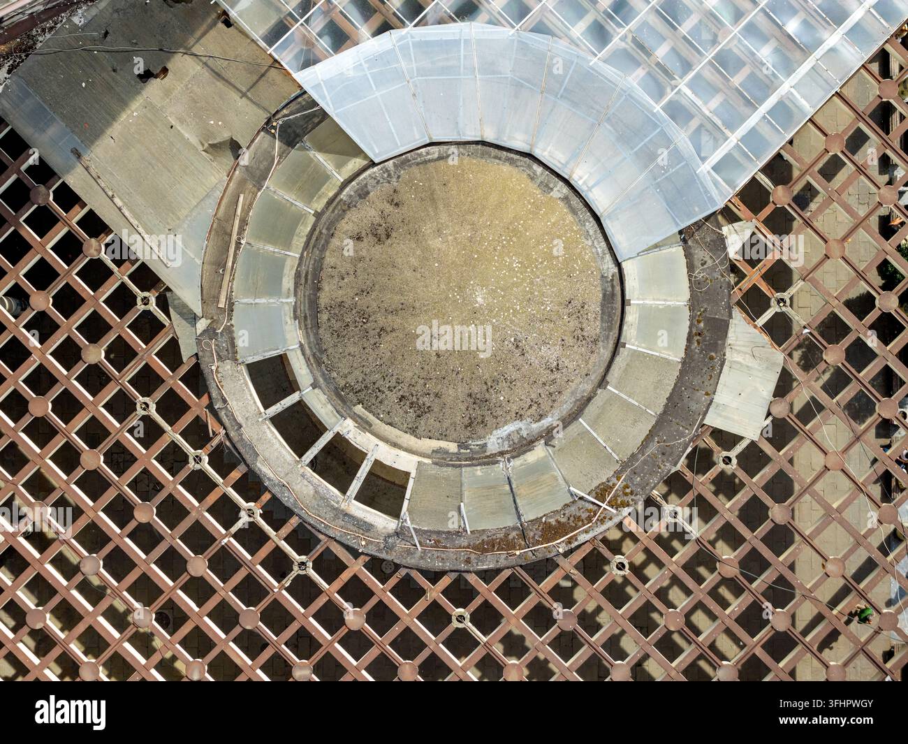 Belgrade, Serbie – 11 septembre 2026 : Vue aérienne de la structure du toit détériorée du Bezistan, montrant des panneaux de toit endommagés et manquants au-dessus du pu Banque D'Images