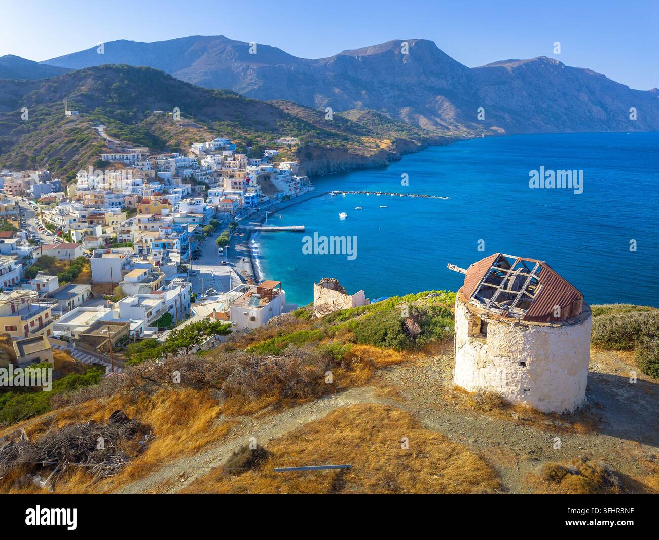 Avis de Diafani village avec port, l'île de Karpathos, Grèce Banque D'Images