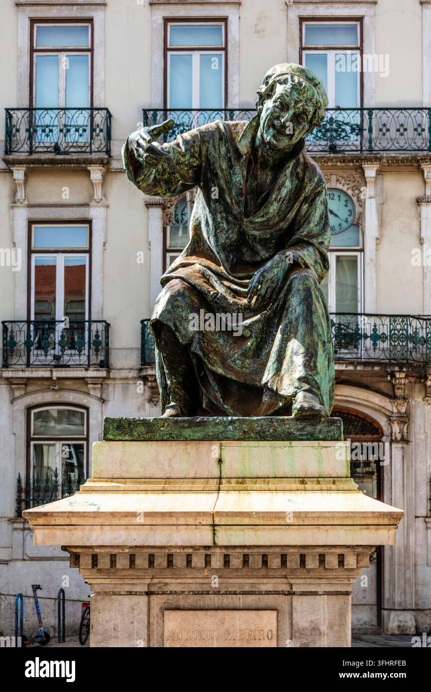 Statue d'Antonio Ribeiro surnommé O Chiado sur le Largo do Chiado, poète et dramaturge renommé de la Renaissance portugaise, Lisbonne, Portugal, Lisbonne, Port Banque D'Images