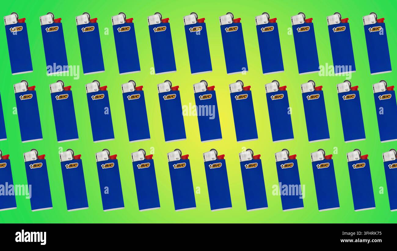 Motif de briquet bleu BIC sur fond dégradé de vert et jaune, article éditorial illustratif Banque D'Images