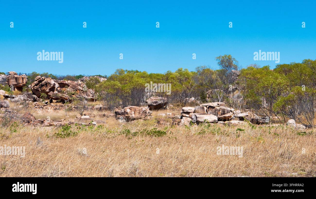 Paysage de Kimberley en Australie rochers jaunes dorés blanchis par le soleil et inhospitaliers Banque D'Images