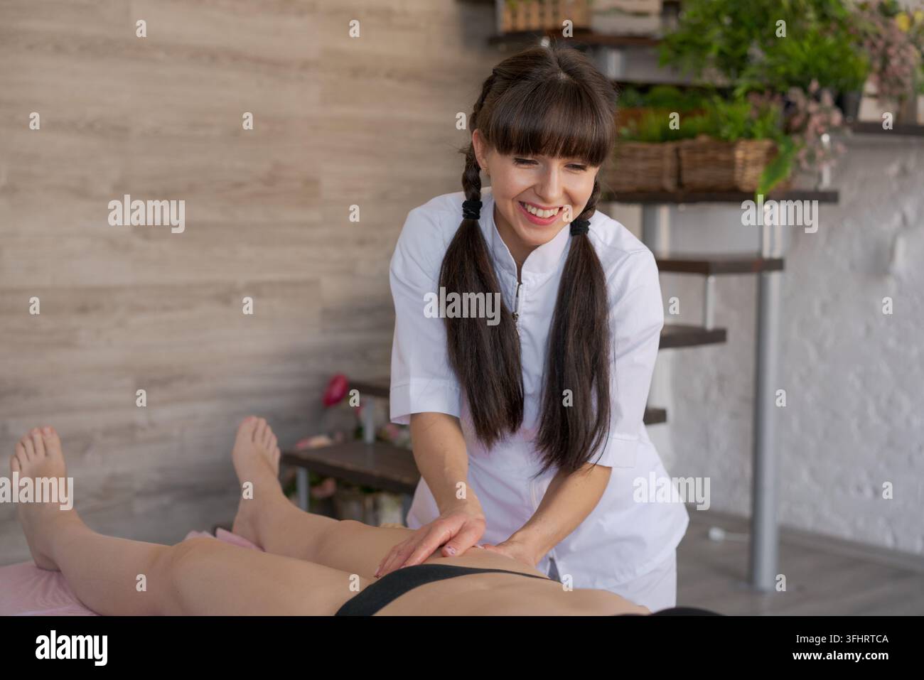 Stimulation du système lymphatique avec thérapie forestière thérapie forestière. Massage Banque D'Images