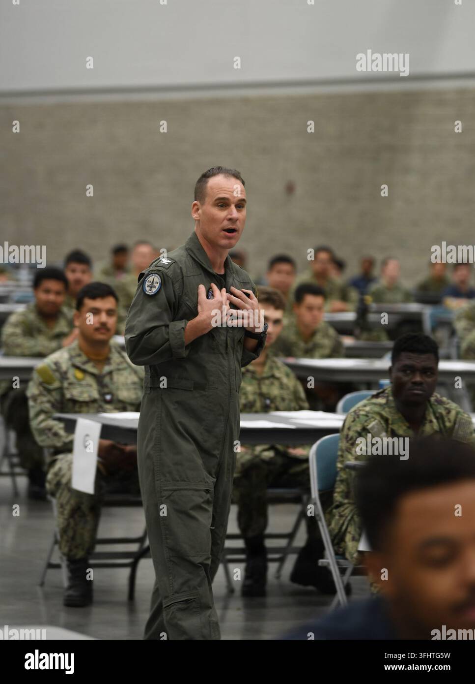 Le capitaine Richard Prescott, officier exécutif de l'USS John C. Stennis (CVN 74), un porte-avions de classe Nimitz, s'adresse aux marins avant l'examen de promotion à l'échelle de la marine E-5 au Hampton Roads Convention Center, tandis que le navire est en cours de ravitaillement et de révision complexe au Newport News Shipbuilding. Banque D'Images