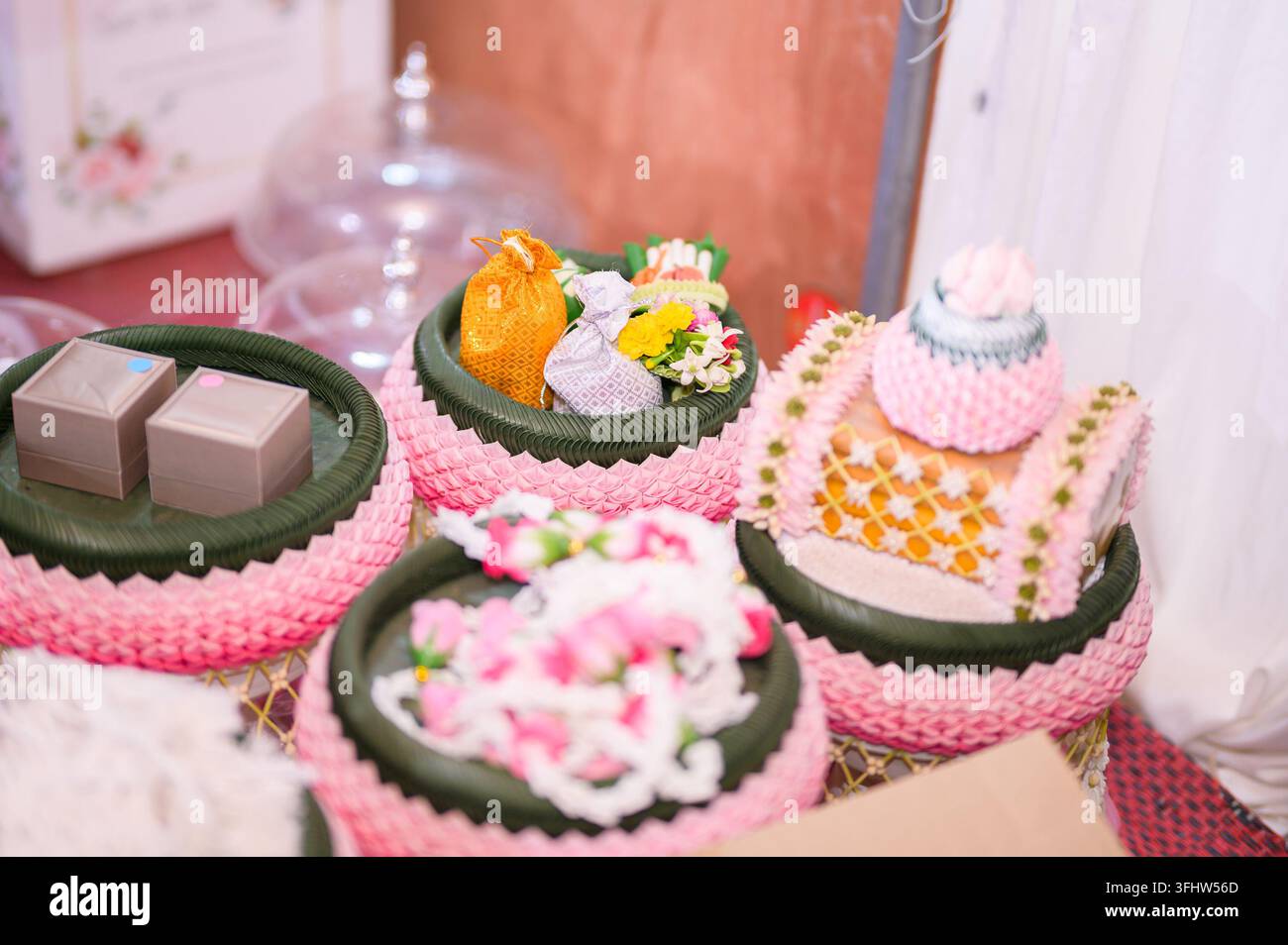 Coffrets de dot et cadeaux de mariage thaïlandais traditionnels exposés Banque D'Images