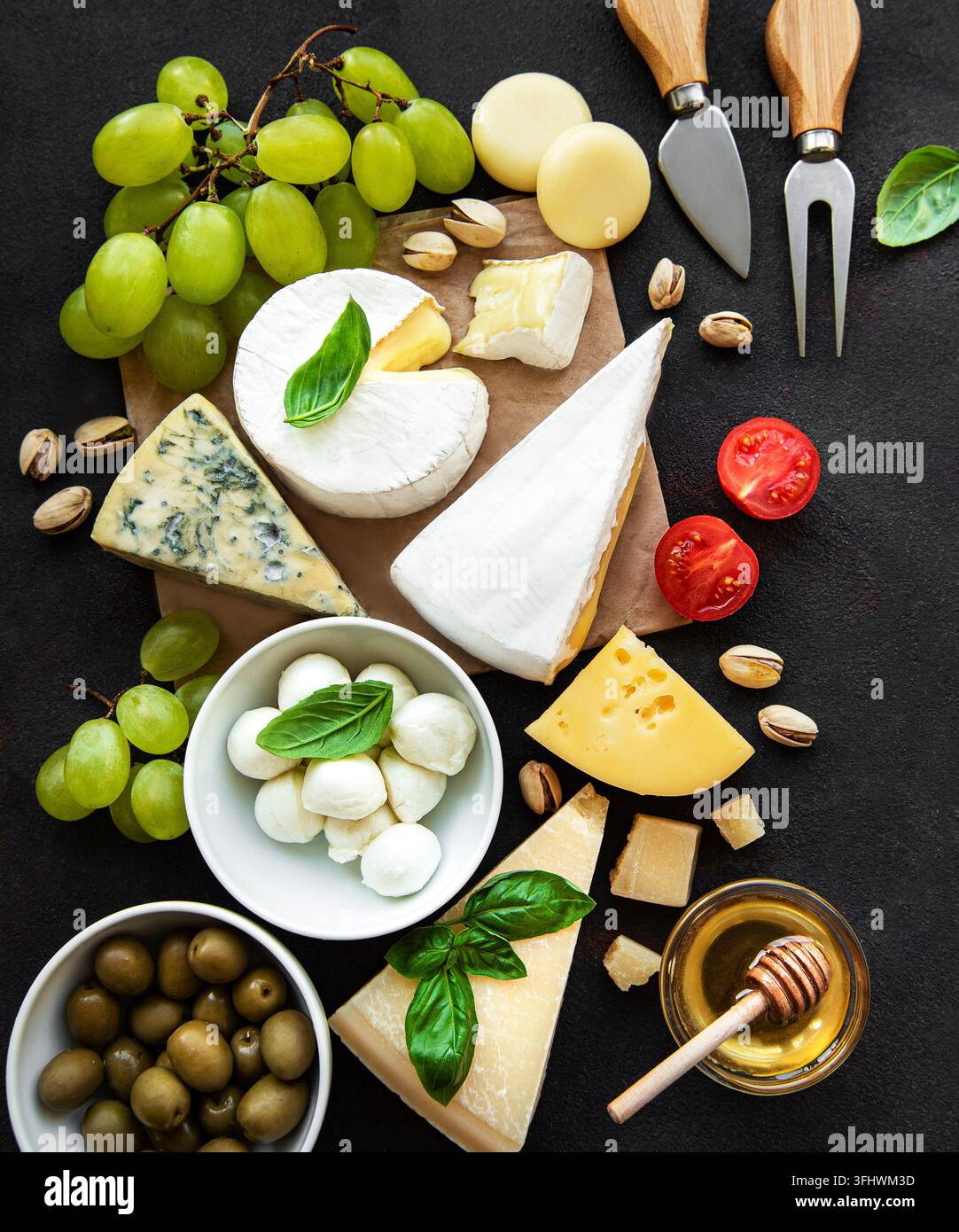 Différents types de fromage, raisins, miel et snacks Banque D'Images