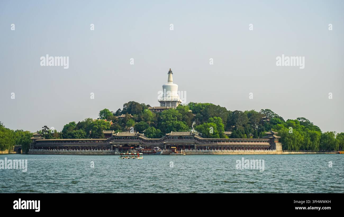 Vue panoramique de la pagode blanche du parc Beihai se reflétant à la surface du lac Banque D'Images