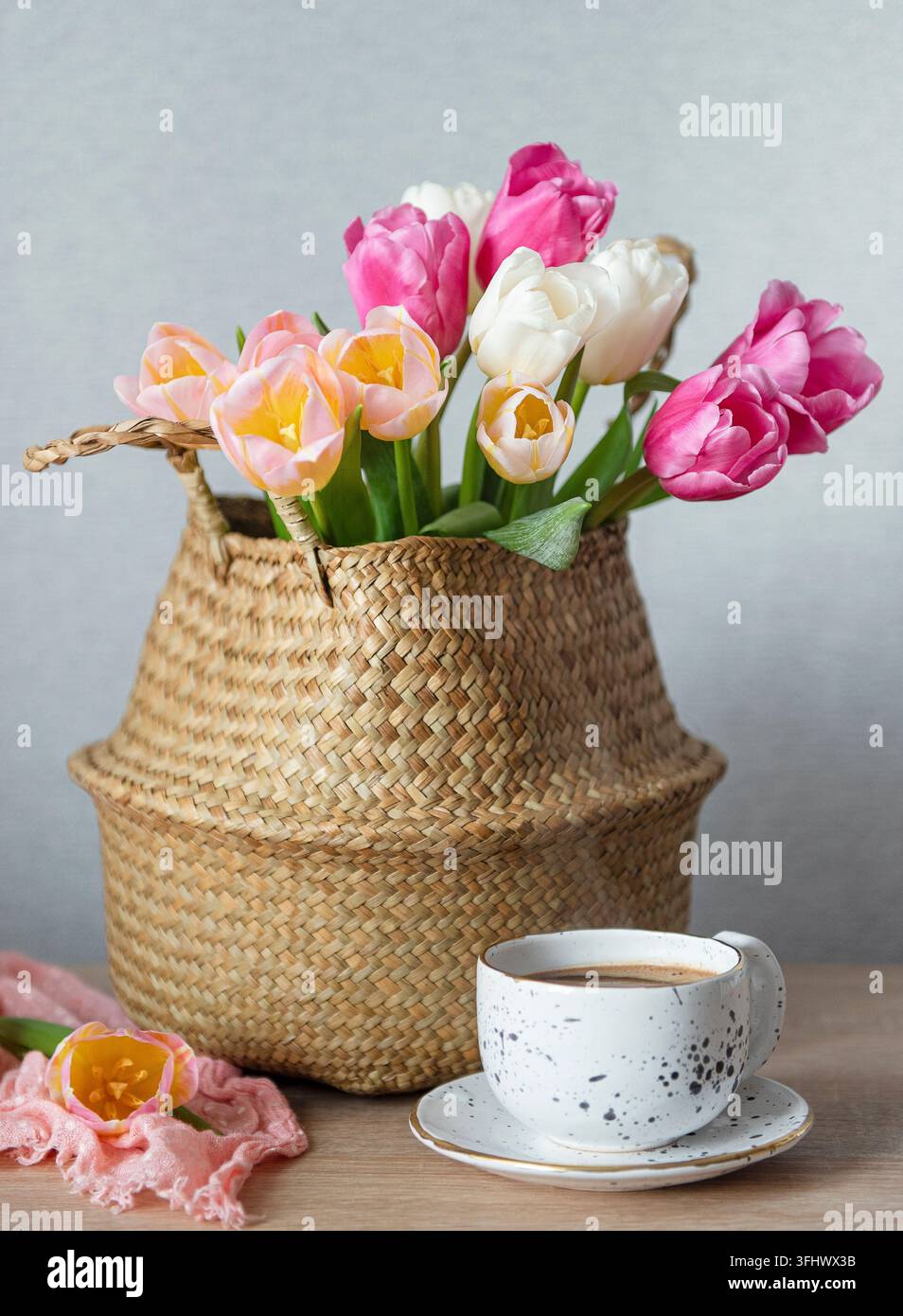 Panier de tulipes colorées du printemps Banque D'Images