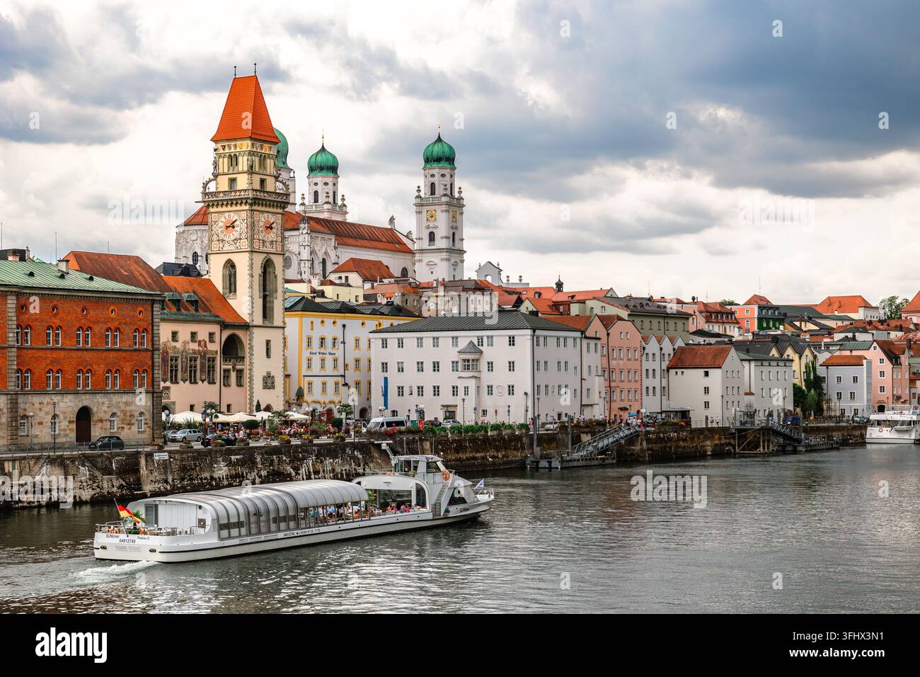Passau, Allemagne - 21 juillet 2023 : vue panoramique de Passau. Horizon aérien de la vieille ville avec belle réflexion dans le Danube, Bavière, Allemagne. Banque D'Images