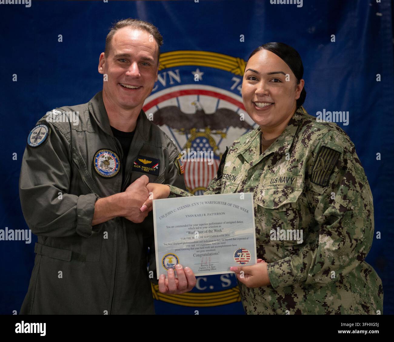 Le capitaine Richard Prescott, officier exécutif de l'USS John C. Stennis, un porte-avions de classe Nimitz, remet le prix du Combattant de la semaine à Yeoman Seaman Kaili Patterson à bord du navire pendant son ravitaillement et sa révision complexe au Newport News Shipbuilding, en Virginie. Banque D'Images