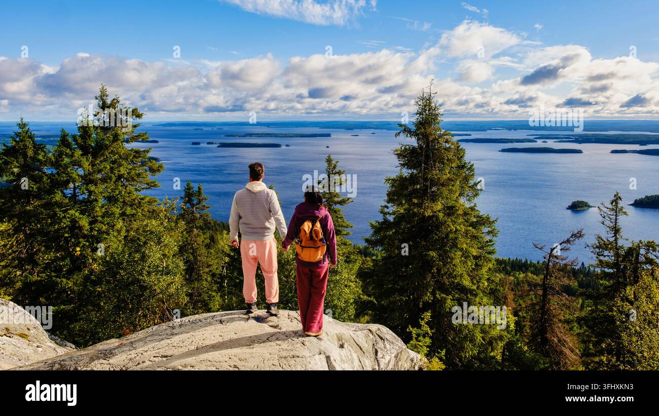 Découvrez les vues à couper le souffle du parc national de Koli en Finlande avec deux randonneurs Banque D'Images