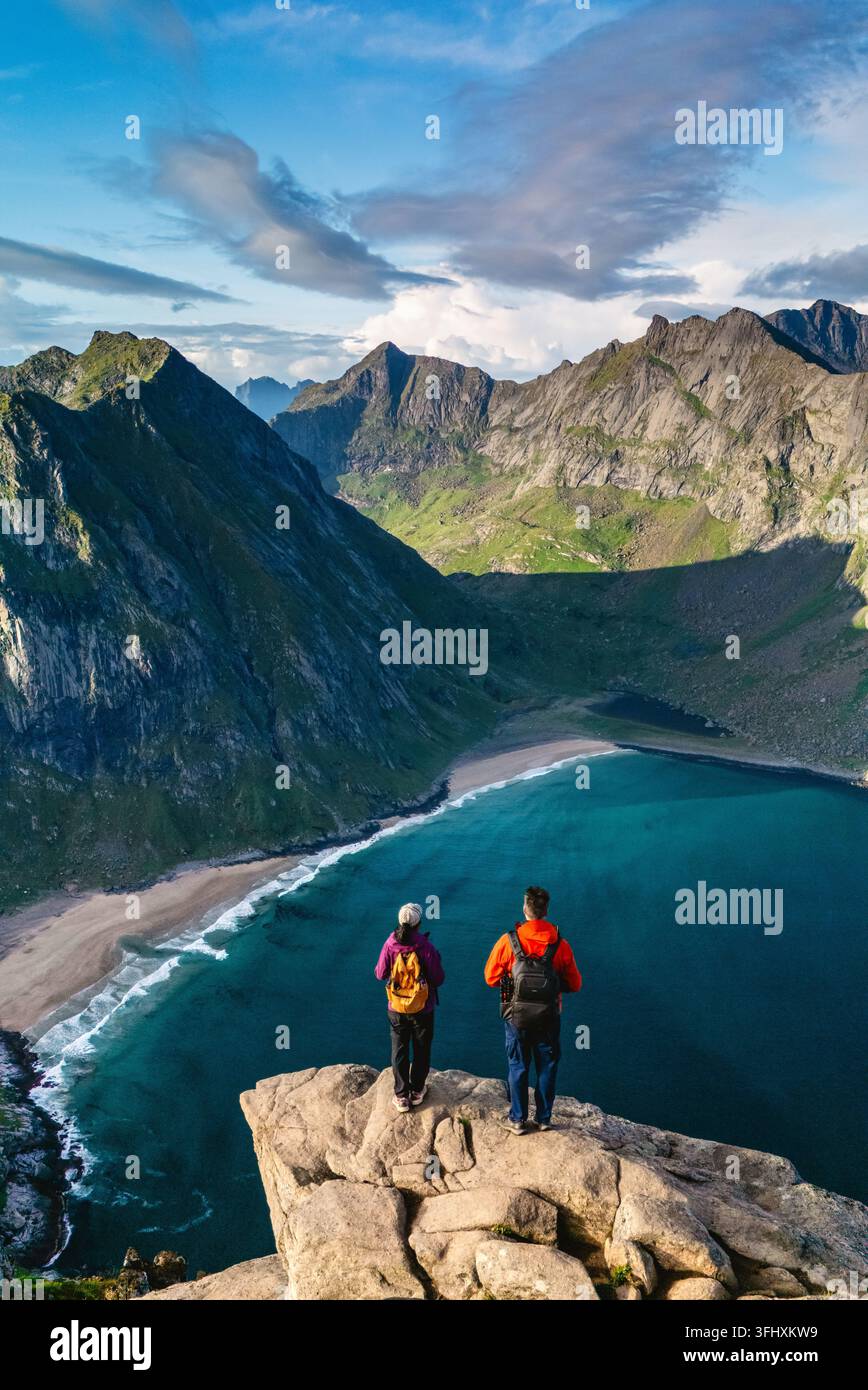 Vue imprenable depuis Ryten Kvalvika Beach Trail à Lofoten, Norvège révélant des paysages à couper le souffle Banque D'Images