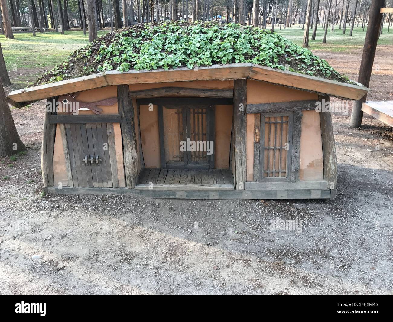 Maison Hanok coréenne miniature avec toit vert vivant sur l'île de Nami Banque D'Images